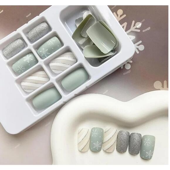 Christmas Green White Snowflakes Tan White Striped 24pc Set Glue on Nails - Picture 1 of 7